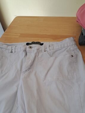 Gloria Vanderbilt Light Gray Casual Pants with Branded Button